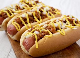 Get Your Chili Dogs Here!!! Chili Dogs Plated Up